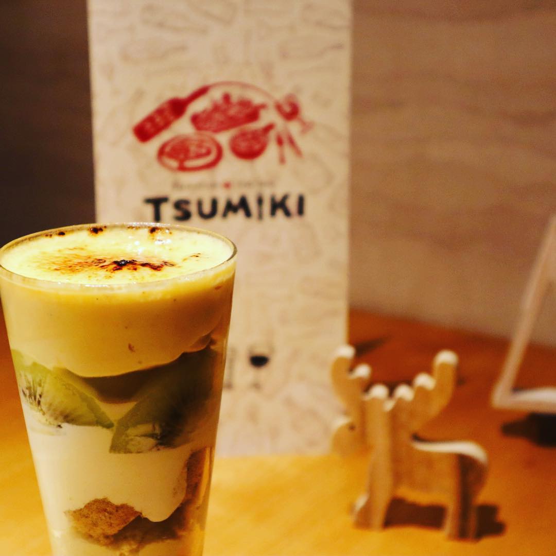 こんばわtsumikiです^_^
今日で11月が今日で終わりましてね今日からデザートが変わりました
テーマは和と伊イメージしたほうじ茶と柚子のブリュレパフェでーす！
もちろんランチで食べれますがお酒を飲んだ後に〆パフェなんかにもピッタリです
12月は貸し切りの営業日もありますのでお電話にてご確認下さい。
12月29日まで営業してますのでご来店お待ちしております年明け4日から営業しますのでよろしくお願いします。